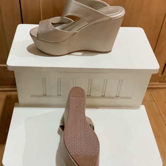 NWOT  subtle shimmer platforms - Picture 6 of 15